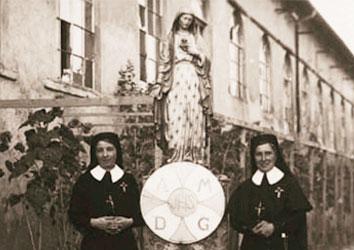 Premières Soeurs CPCR devant la Maison Nazareth, le jour de leur départ vers LEUR maison St François de Paule, première maison des soeurs.