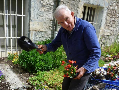 Les Frères CPCR travaillent également à l'entretien de la Maison spirituelle.