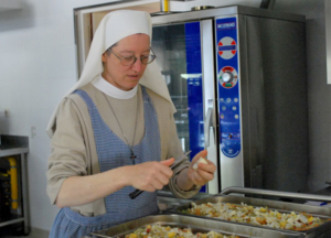 Les Soeurs CPCR assurent la cuisine des retraitants qui suivent les Exercices de St Ignace