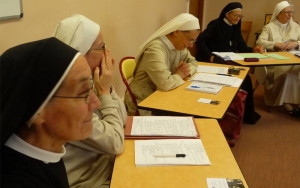 Les Soeurs CPCR étudient pour vivre toujours mieux leur vie religieuse.